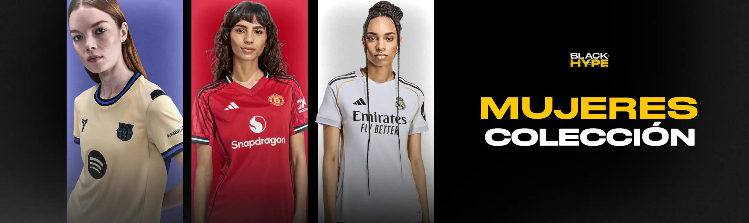 Tres mujeres modelan las camisetas de fútbol de la colección hype mujeres negra, con diseños de equipo distintos que incluyen logotipos de patrocinadores y combinaciones de colores contrastantes.